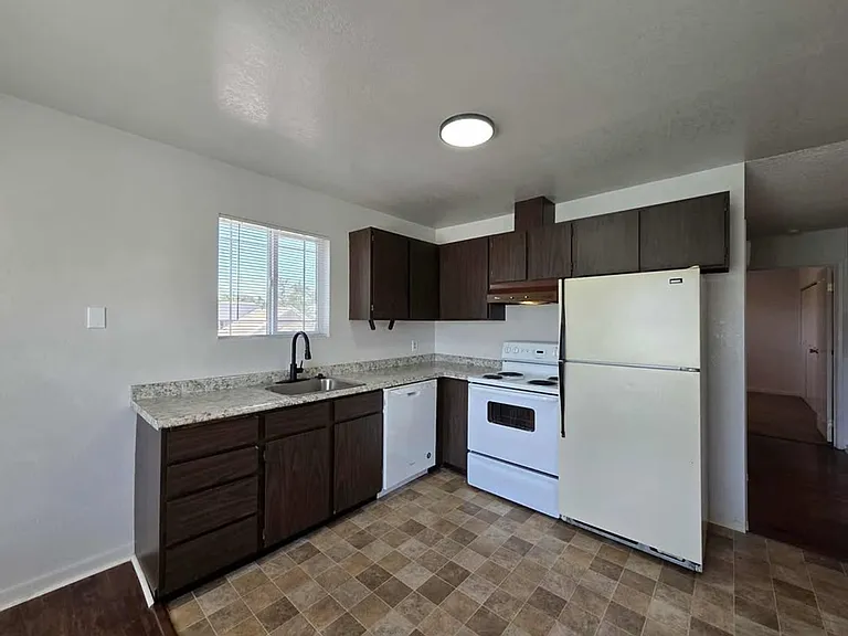 939 N Baker Ave — Photo 24