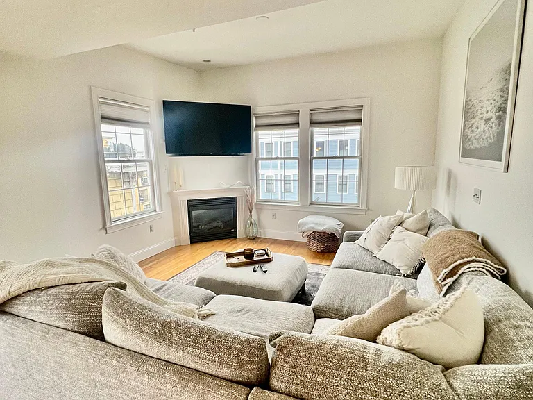 371 Dorchester St #5 — Photo 1