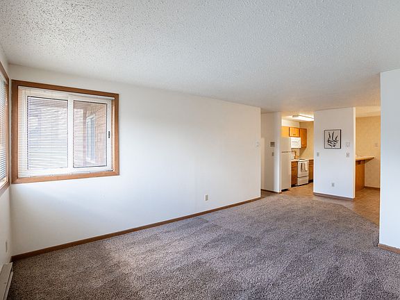 Fargo, ND Cedar Pointe Apartments | Living