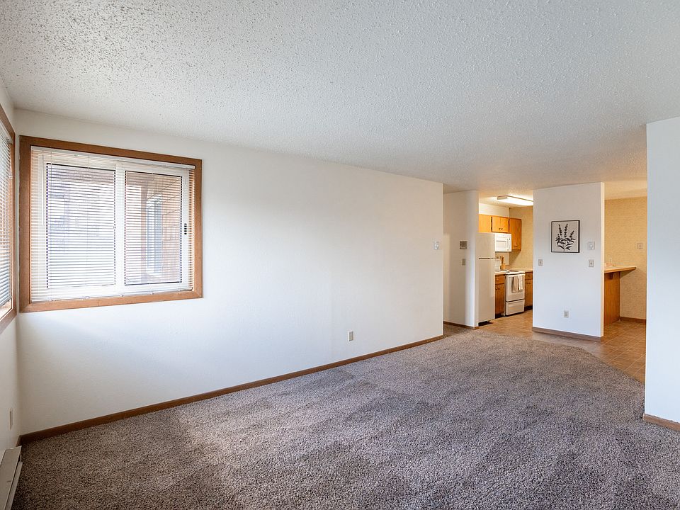 Fargo, ND Cedar Pointe Apartments | Living