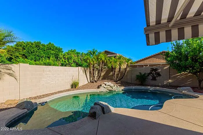 1015 E Irma Ln — Photo 3