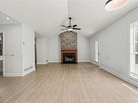 5th image of 440 Laura Dr