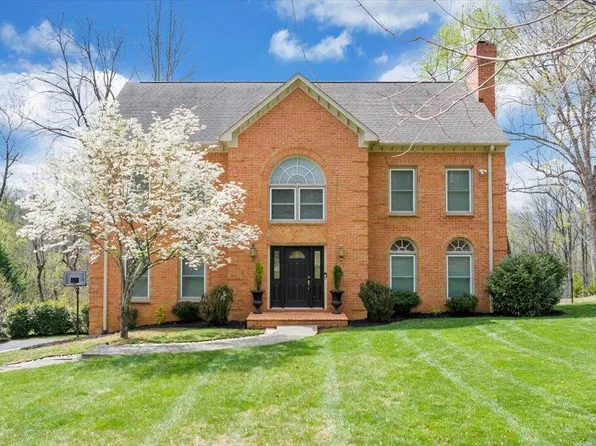 1562 Strawberry Mountain Dr, Roanoke, VA 24018