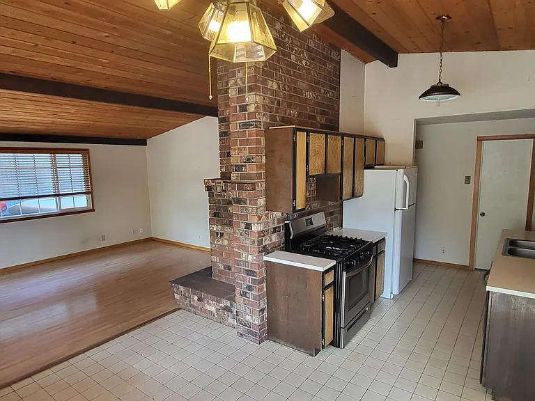 1322 NW Baltimore Ave — Photo 2