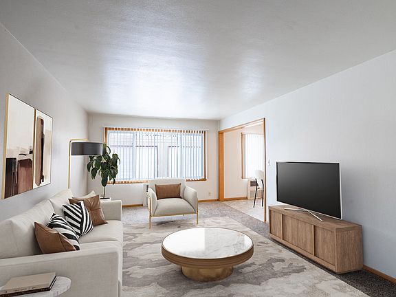 Fargo, ND L&R Apartments | 21B | Living