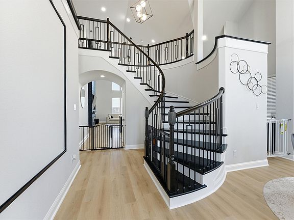 3rd image of 6941 Lilac Dr