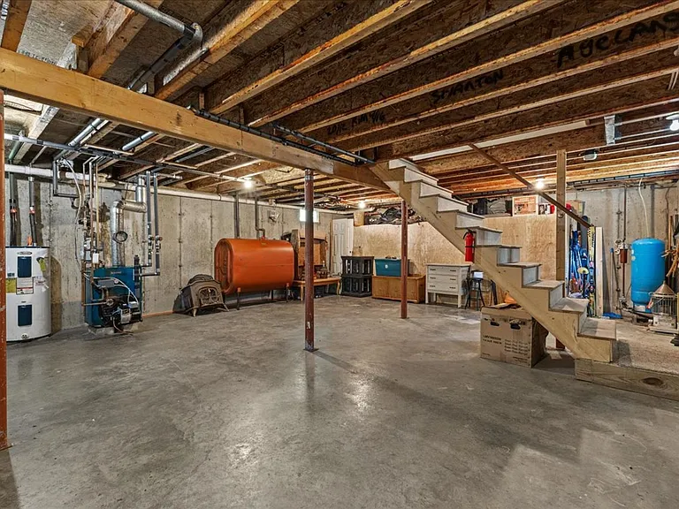 1672 Sweet Hollow Rd — Photo 39