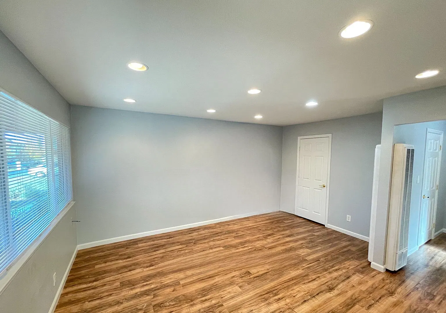 Upstairs 2 Bedroom/1 Bath Apartment in Charming and Well Maintained Four-Plex — Photo 2