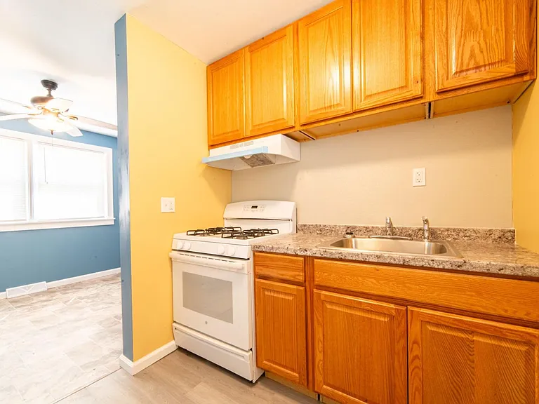 323 W Peach St — Photo 7