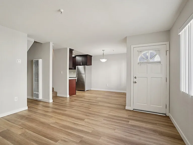Chadron Apts — Photo 15
