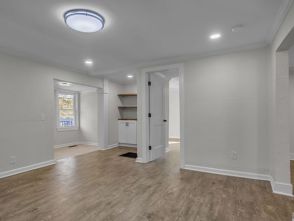 3rd image of 403 Carpenter St