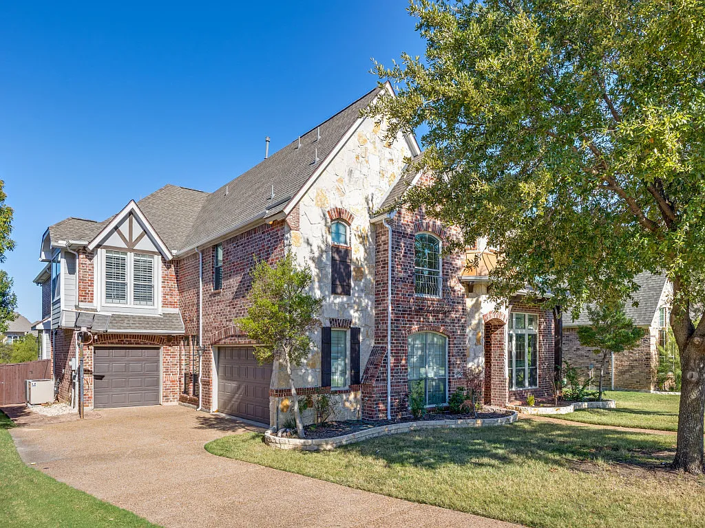 5 bed, 4864 sqft, $5,300 — Photo 2