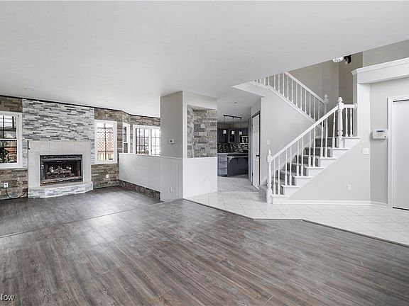 4th image of 701 Glencarlyn Ave