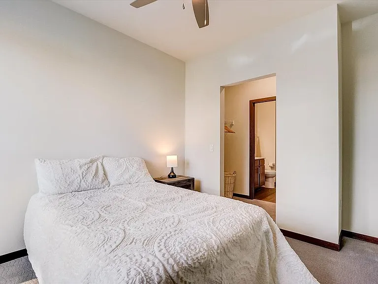 1120 N Windsor Ave — Photo 41