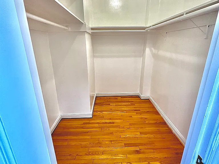 2400 Pacific Avenue Apartments — Photo 7