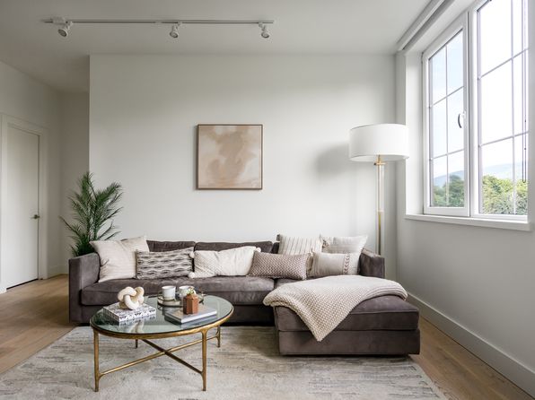 24 Edgewater Pl