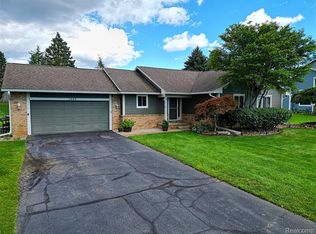 1640 High Pointe Dr, Commerce Township, MI 48390