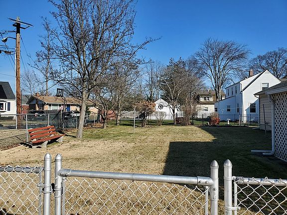 Fenced rear yard