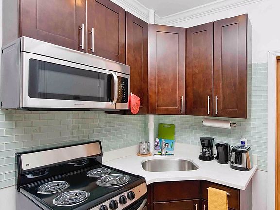 5th image of 320 E 109th St APT 5