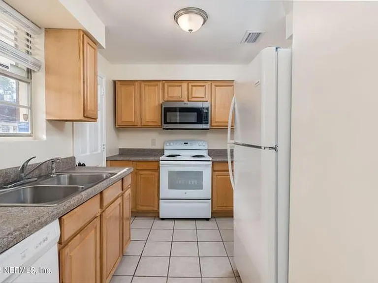 1735 El Camino Rd #1-5 — Photo 5