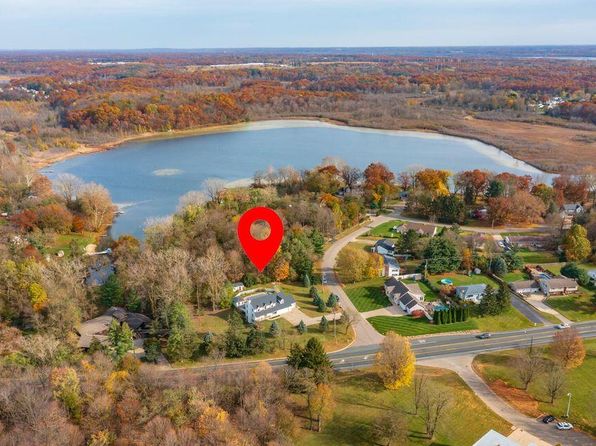 5755 Forest Harbor Dr, Kalamazoo, MI 49048