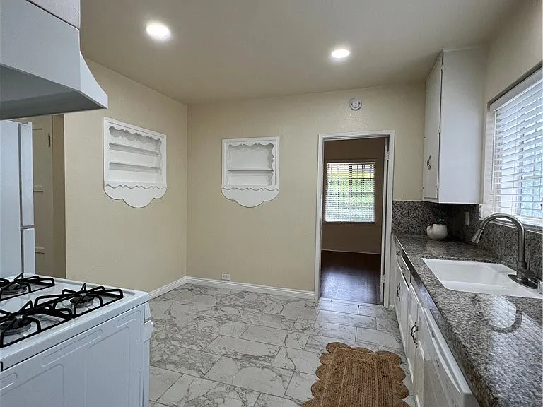 1933 S Corning St — Photo 11