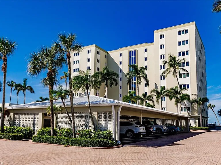 2885 Gulf Shore Blvd N #302 — Photo 1