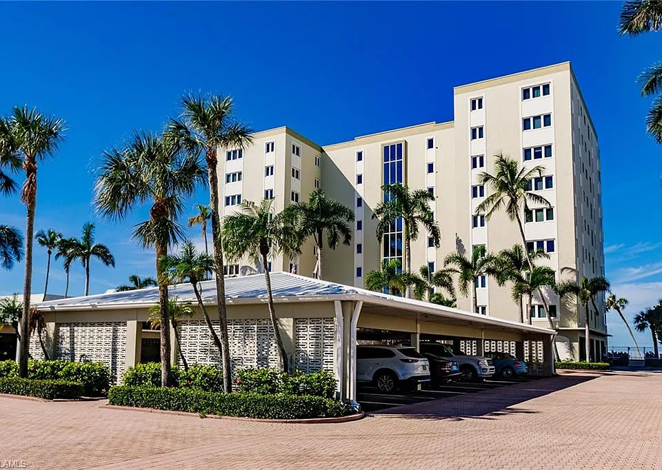 2885 Gulf Shore Blvd N #302