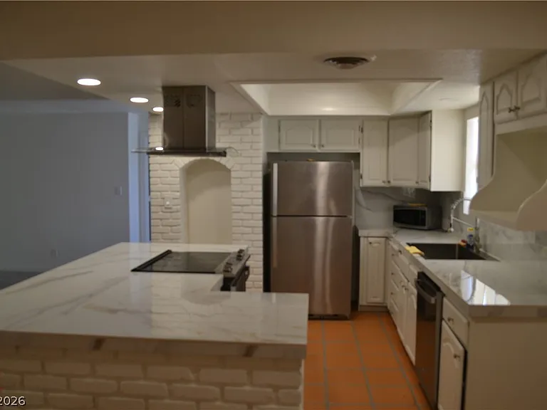 3653 Algonquin Dr — Photo 2