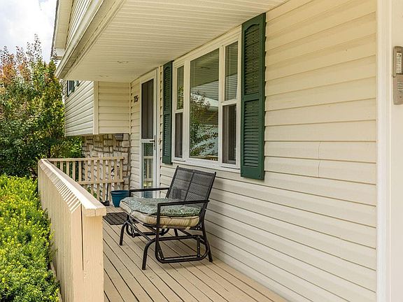 3rd image of 715 Stow Pl