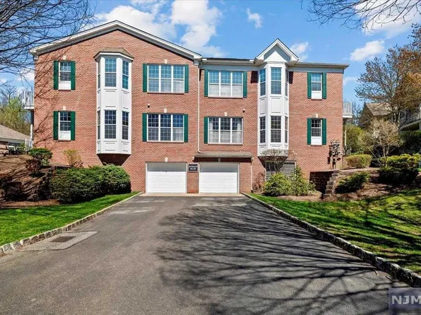 901 Four Seasons Dr, Wayne, NJ 07470