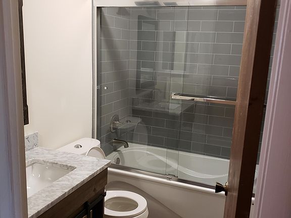 4th image of 610 Berkley Ct Unit V1