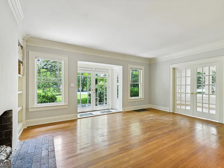 1500 N Highland Ave NE — Photo 2