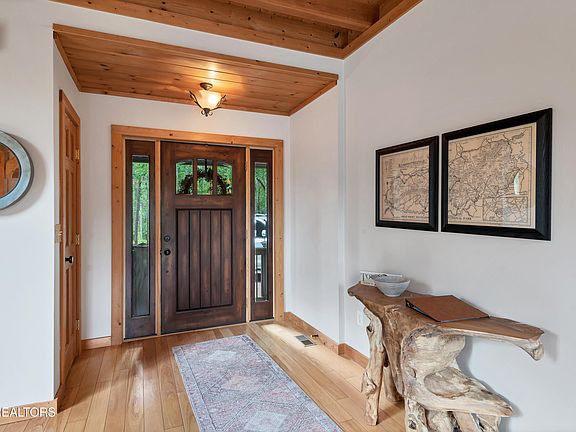 5th image of 374 Laurel Rd