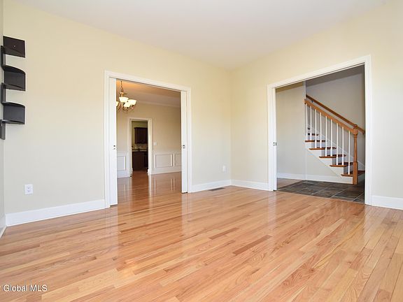 5th image of 13 Tisdale Ln