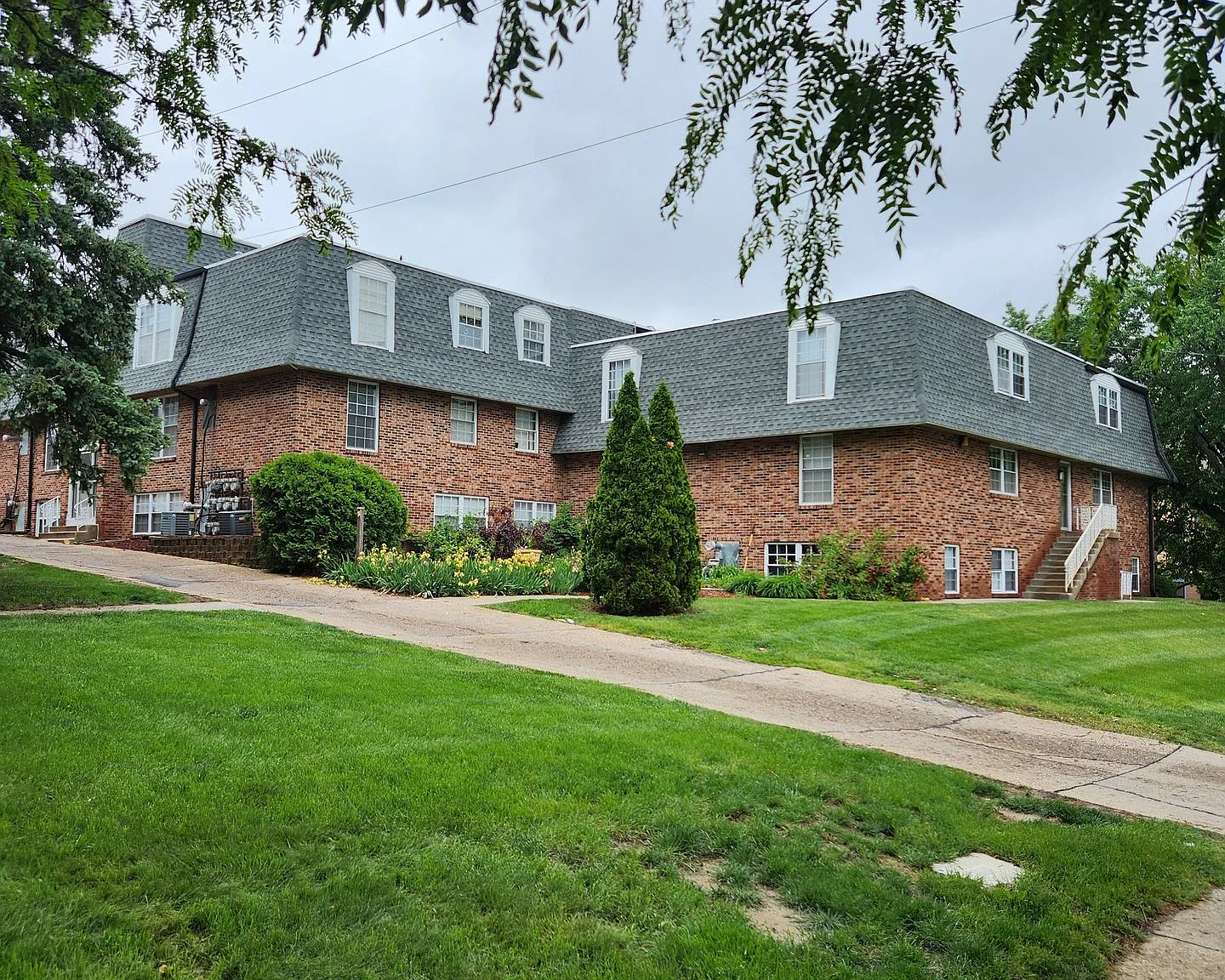 Pleasant Court Apartments — Photo 1