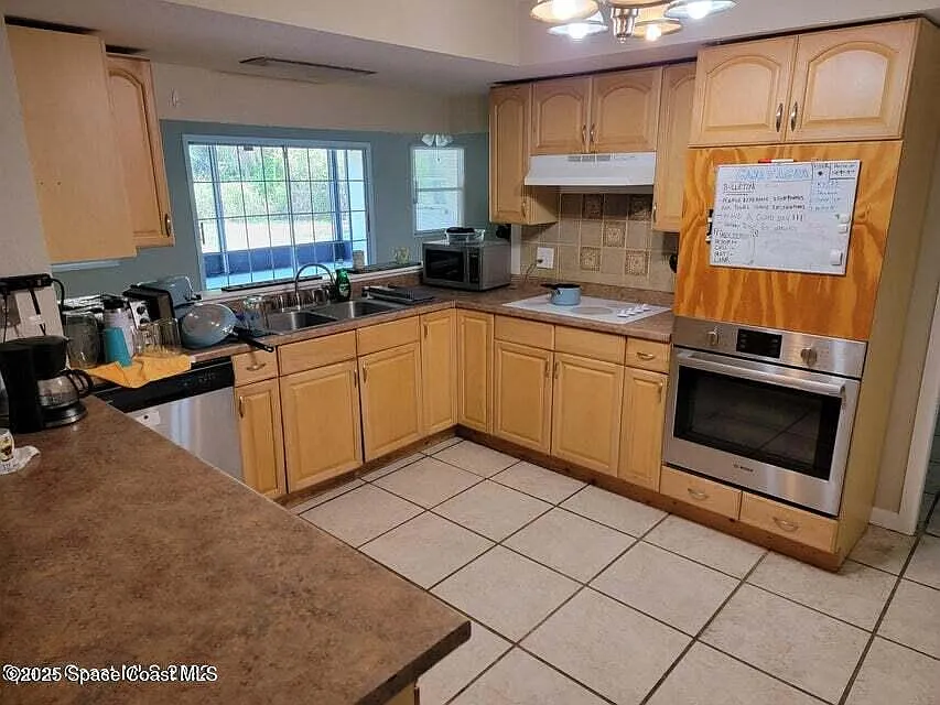 5 bed, 3.0 bath, 2078 sqft, $700 — Photo 2