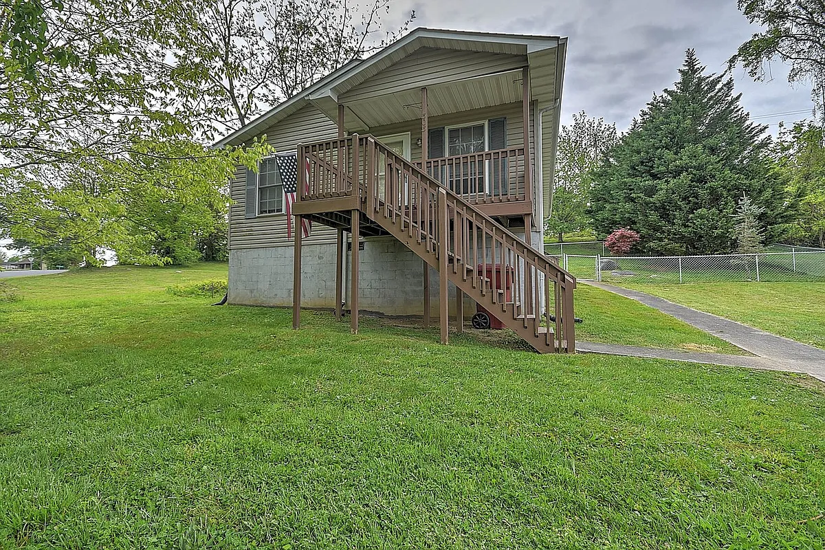 Building Photo - 303 Moorland Dr