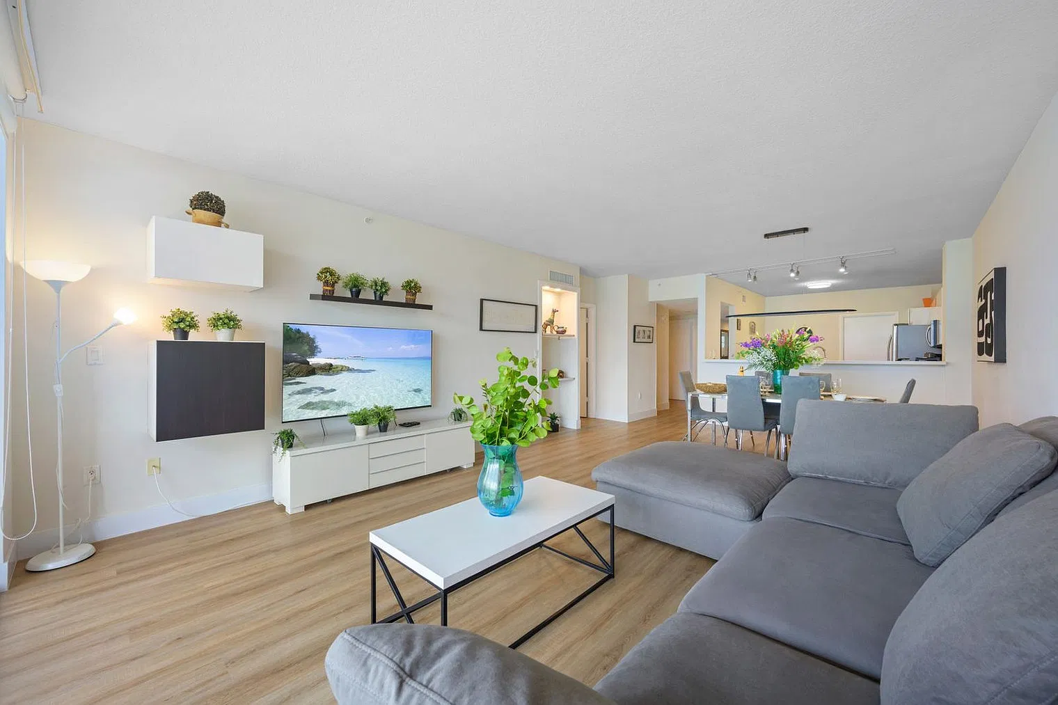 2 bed, 2.0 bath, 1302 sqft, $9,041 — Photo 3