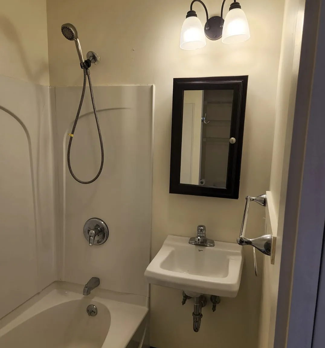 3 bed, 1000 sqft, $2,800 — Photo 3