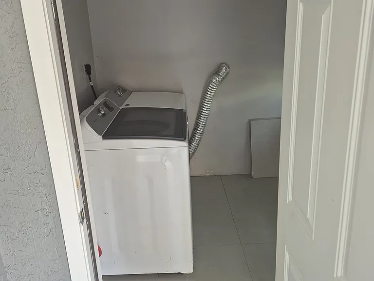 5939 NE 1st Ave — Photo 17