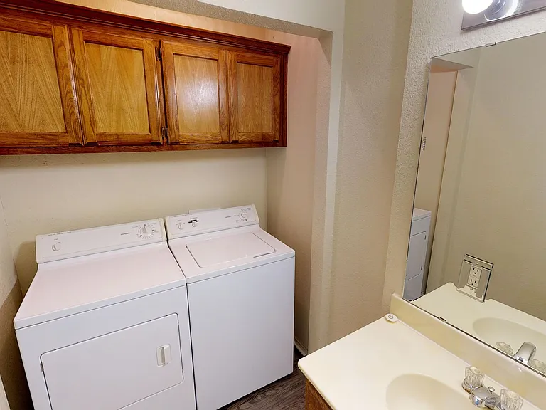 910 Bernard St — Photo 10