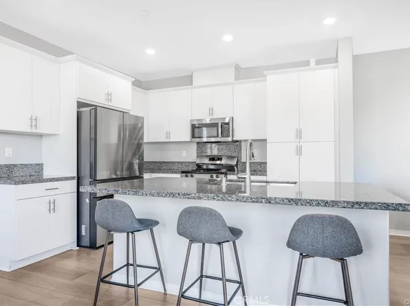 2498 Gunner Ridge Way, Rialto, CA 92377