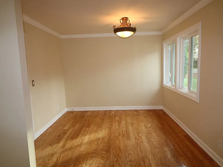 22325 Wyandotte St — Photo 6