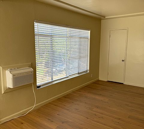 2nd image of 602 N Manhattan Pl
