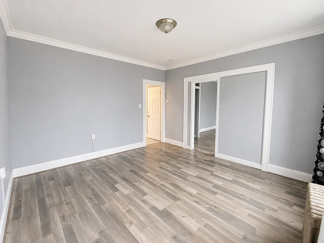 3 bed, 1.0 bath, 999 sqft, $2,400 — Photo 2