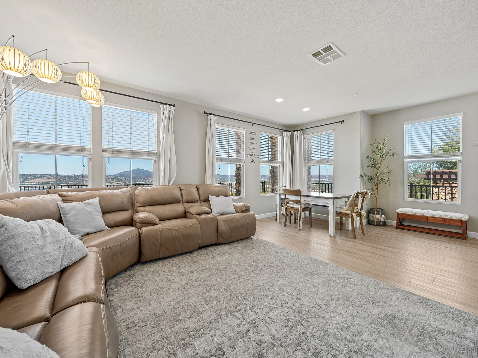 4 bed, 2.5 bath, 1899 sqft, $4,500 — Photo 4