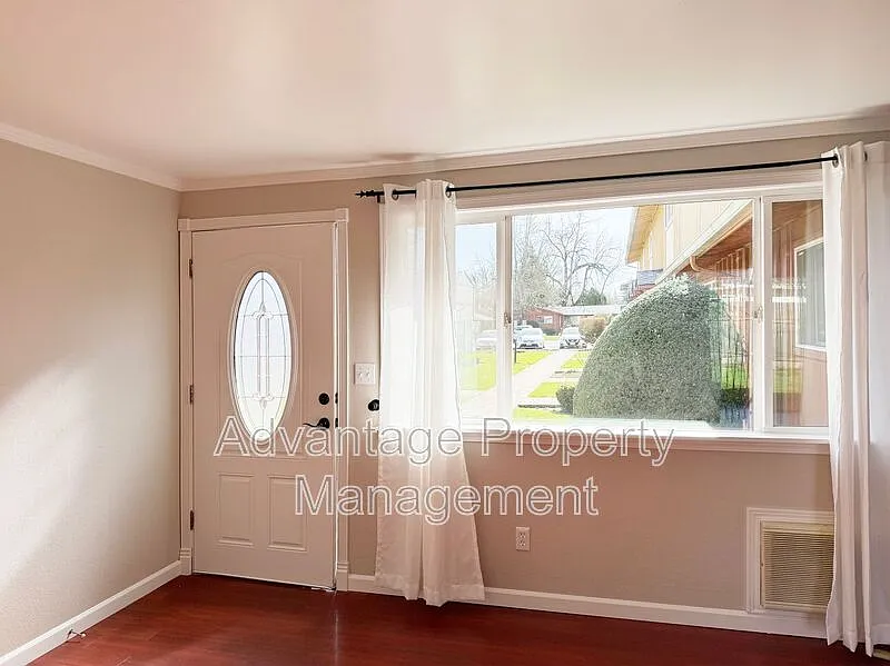 2 bed, 1.0 bath, 945 sqft, $2,000 — Photo 2