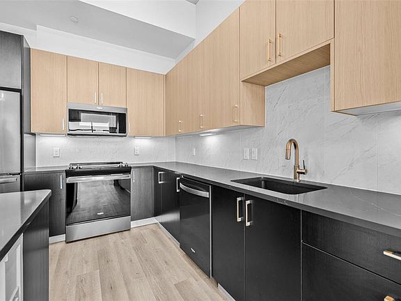 5th image of 221 Main St N #Penthouse 1603