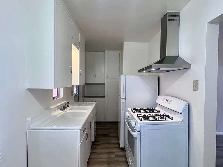 4326 1/2 Swift Ave — Photo 5